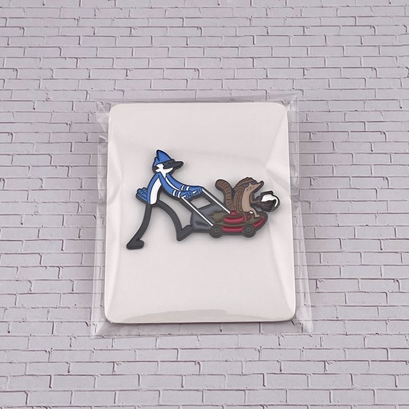 Regular Show Enamel Pin Mordecai And Rigby Lawnmower And Coffee - Picture 3 of 5